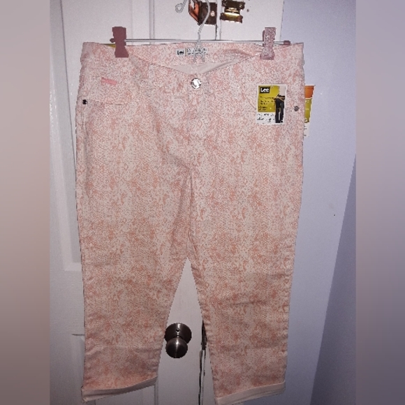 Lee Stretch Capri, Pink Snakeskin Print, Size 12 - Picture 3 of 5